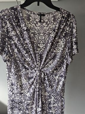 Daisy Fuentes Lavender and White Twist-Front Short Sleeve Top